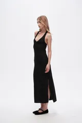 Vestido midi negro de poliéster, con breteles finos, escote halter y corte ajustado al cuerpo.