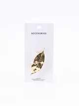 Broche con forma de hoja color dorado.