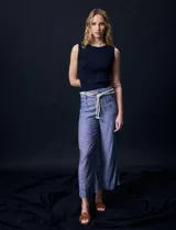 Pantalón de lino marca Zac & Rachel, color azul con textura. Tiene pretina con pasadores, cierre y botón. Incluye cinto de cordones. Cuenta con bolsillos delanteros con botones y dos bolsillos traseros.