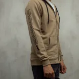 Campera con cierre y capucha, color beige, con estampado en la manga.