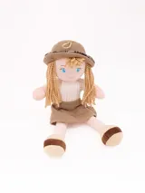 Muñeca de tela con vestido marrón, sweater blanco y sombrero marrón.