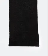 Bufanda negra de lana acrílica con textura tejida en espiga.