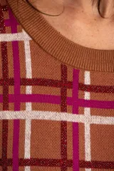 Sweater marrón con estampado de cuadros fucsia y blancos, de corte holgado y mangas largas.