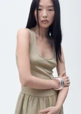 Vestido midi color verde oliva, de corte evasé, con tirantes anchos y escote cuadrado.