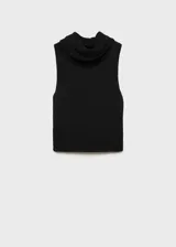 Top negro de tejido de punto fino con cuello alto y diseño entallado sin mangas.