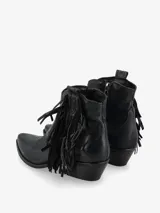 Botín de cuero marrón con punta fina, taco bajo y flecos laterales. Diseño de estilo western.