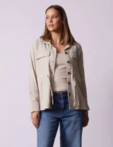 Sobrecamisa blanca de lino y rayón, marca Dash, con cuello solapa, abertura central con botones, bolsillos delanteros y cintura ajustable con jareta interna.