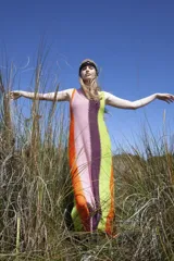 Vestido largo tejido en degrade con hilado de little abastos, con secciones en color naranja, rosa, violeta y verde.