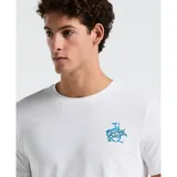 Remera blanca de algodón con cuello redondo y manga corta. Estampado pequeño en el pecho con diseño de postal en tonos celeste y azul.