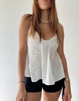 Blusa blanca de tirantes con bordado de flores y cuentas.