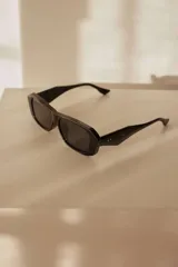 Lentes de sol con marco geométrico color carey y lentes grises con protección UV400.