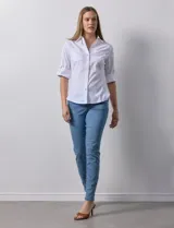 Camisa blanca de algodón marca Zac & Rachel, con cuello con solapa, escote en V, apertura central con botones metálicos, bolsillos delanteros, mangas 3/4 regulables y laterales en tejido modal.