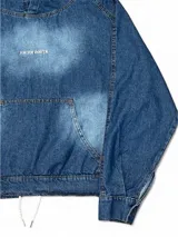 Canguro de jean azul con capucha, corte boxy y cordón ajustable en la cintura.