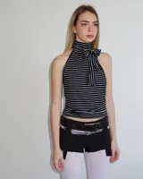 Shorts negros de tiro bajo con detalle de tiras colgantes y presillas anchas para cinturón.