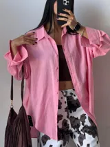 Camisa rosa de mangas largas con botones.
