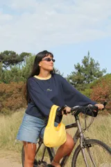 Remera azul marino con cuello redondo amarillo y mangas largas.