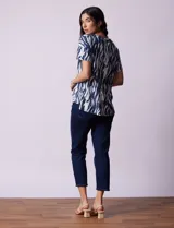 Blusa de algodón con estampado animal print en tonos grises, cuello redondo y manga corta.