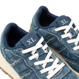 Zapatillas urbanas azules de tela denim con cordones blancos, suela de goma color crema y detalle de etiqueta con letras XL en la lengüeta.