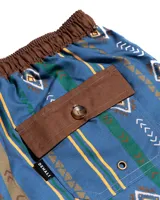 Short de baño azul con estampado geométrico en tonos marrón, verde y amarillo. Tiene cintura elástica con cordón ajustable.