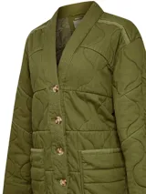 Chaqueta verde militar con diseño acolchado, cuello tipo kimono, cierre frontal con botones y bolsillos delanteros.