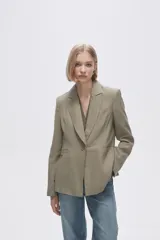 Blazer color crudo de rayon, entallado, con cuello solapa y cierre con un botón.