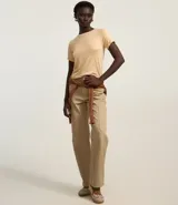 Blusa de viscosa color verde, con cuello redondo y manga corta con detalle plegado.