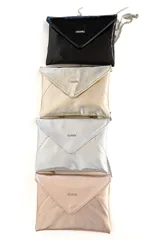 Cartera de mano tipo sobre plateada, de cuero sintético con acabado metalizado. Incluye asa de cadena metálica extraíble y cierre de solapa con imán.