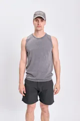 Musculosa gris oscuro con efecto lavado.