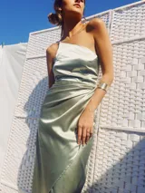 Vestido midi de satén azul eléctrico, con breteles finos, corte al bies y falda irregular con volados.
