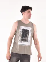 Musculosa color verde militar con estampado de palmeras en blanco y negro.