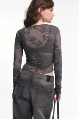 Remera de microtul color burdeos con estampado paisley.