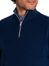 Sweater color beige de cuello alto con medio cierre, confeccionado en hilado italiano que combina lana extrafina y cashmere.