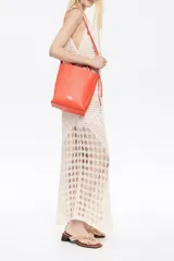 Bolso de mano mediano marca Bimba y Lola, color naranja, confeccionado en cuero con textura granulada. Tiene doble asa corta, correa bandolera ajustable y extraíble, logo estampado en el frente y herrajes plateados. El interior cuenta con etiqueta de tejido con el logo de la marca.