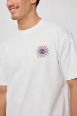 Remera negra de algodón con estampado en la espalda con el logo de Rusty Surf Company en forma de sol con motivos tribales en colores pastel.