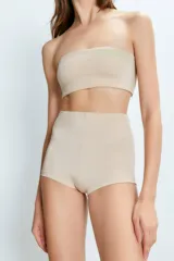 Short tiro alto negro de lycra.