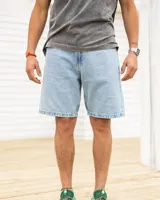 Short de jean celeste con ruedo desflecado.