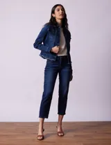 Campera de jean azul de la marca Baccini, con cuello solapa, abertura central con botones metálicos, bolsillos delanteros y ruedo desflecado.