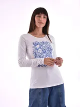 Remera verde militar de manga larga con cuello en V y estampado floral en tonos naranja.