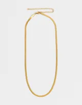 Set de dos collares cortos de acero quirúrgico, uno dorado de eslabones planos tipo espiga y otro plateado de eslabones finos.