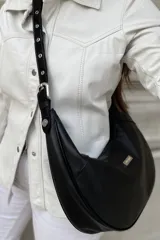 Cartera tipo hobo de cuero negro con correa ajustable con hebilla plateada.