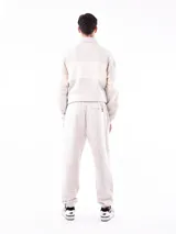 Pantalón de jogging gris oscuro con cintura elástica ajustable con cordón y puños ajustados.