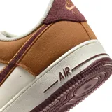 Zapatillas Nike Air Force 1 Low, color marrón con detalles en beige y suela marrón.