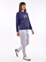 Remera blanca de manga larga con estampa rectangular dorada con diseño animal print y texto 'Fearless, fierce & fabulous'.