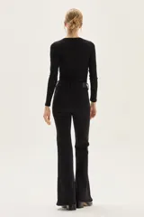 Top de manga larga color beige, confeccionado en tela de lurex, con calce al cuerpo y escote cuadrado.