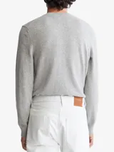 Sweater gris de lana merino con cuello en V y logo bordado en el pecho.