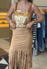 Top dorado con lentejuelas y tirantes finos de cuero.