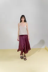 Falda midi de lino color borgoña, de corte evasé y cintura elastizada.