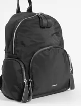 Mochila negra de nylon con múltiples cierres plateados. Presenta un compartimento principal redondeado, un bolsillo frontal curvo y un bolsillo lateral pequeño, todos con tiradores de cuero sintético negro.