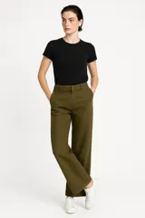 Pantalón jean color crudo, de corte recto y tiro alto, con bolsillos delanteros y traseros.