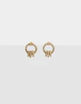 Aros pasantes dorados con forma circular y tres dijes colgantes, con incrustaciones de strass.